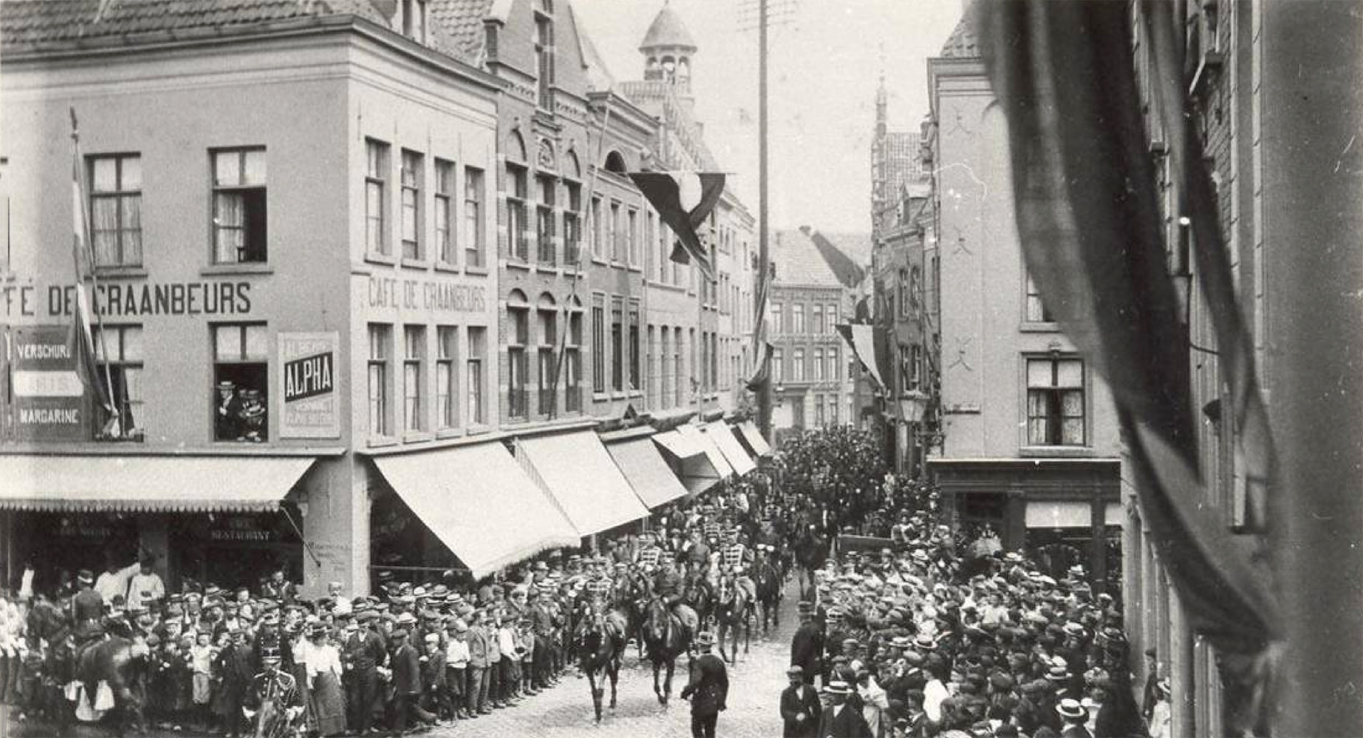 Historische foto van Café De Graanbeurs aan de Markt in Venlo