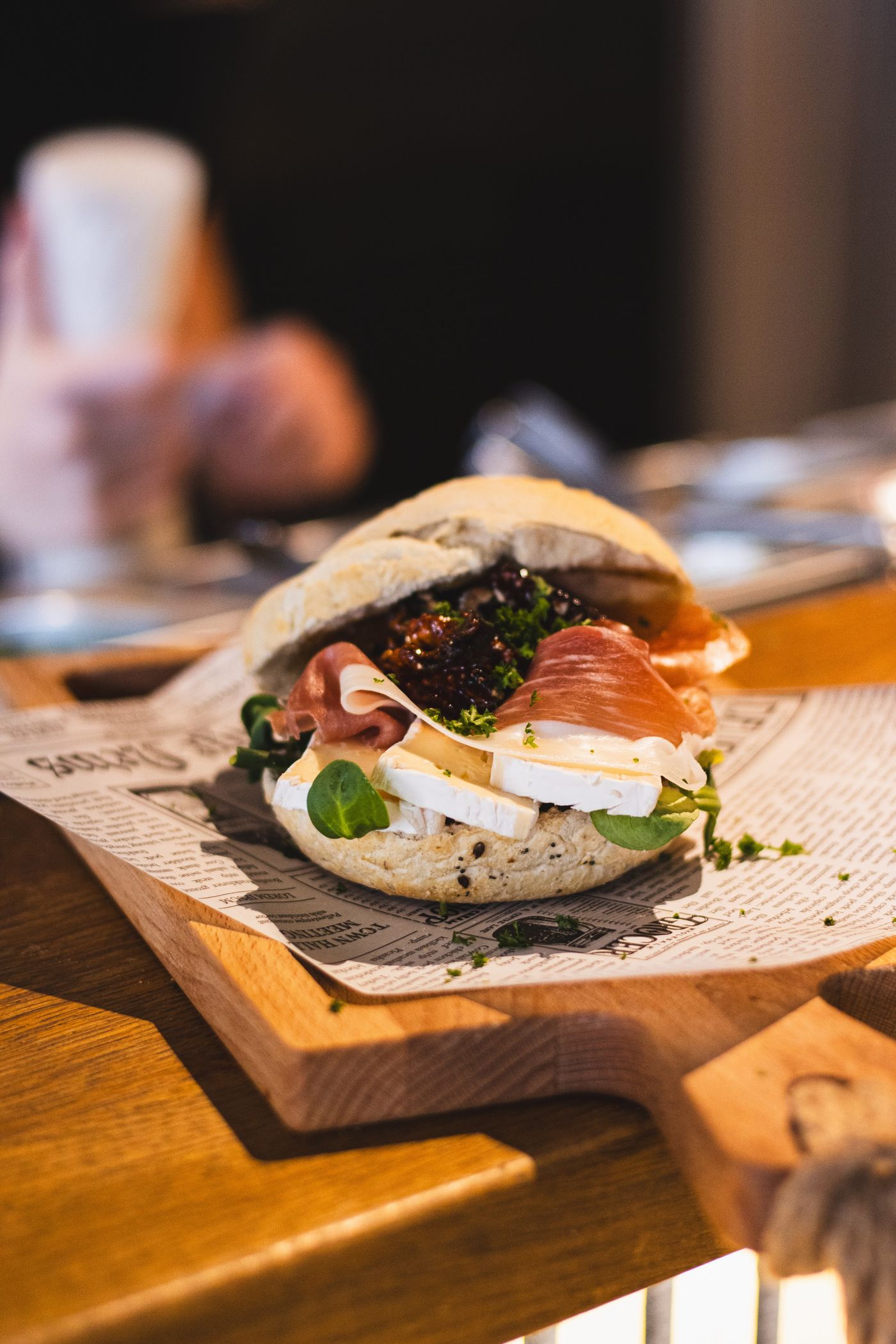 Dinergerecht op een houten plank in het restaurant van De Graanbeurs