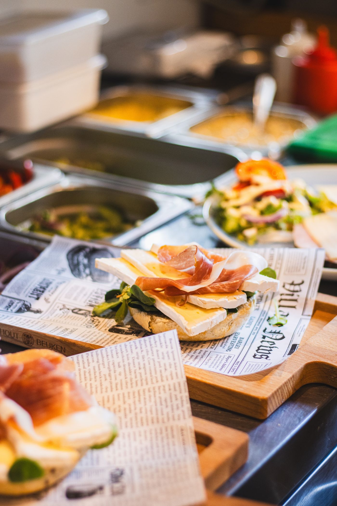 Belegde broodjes en lunchgerechten op de bar van grand café De Graanbeurs