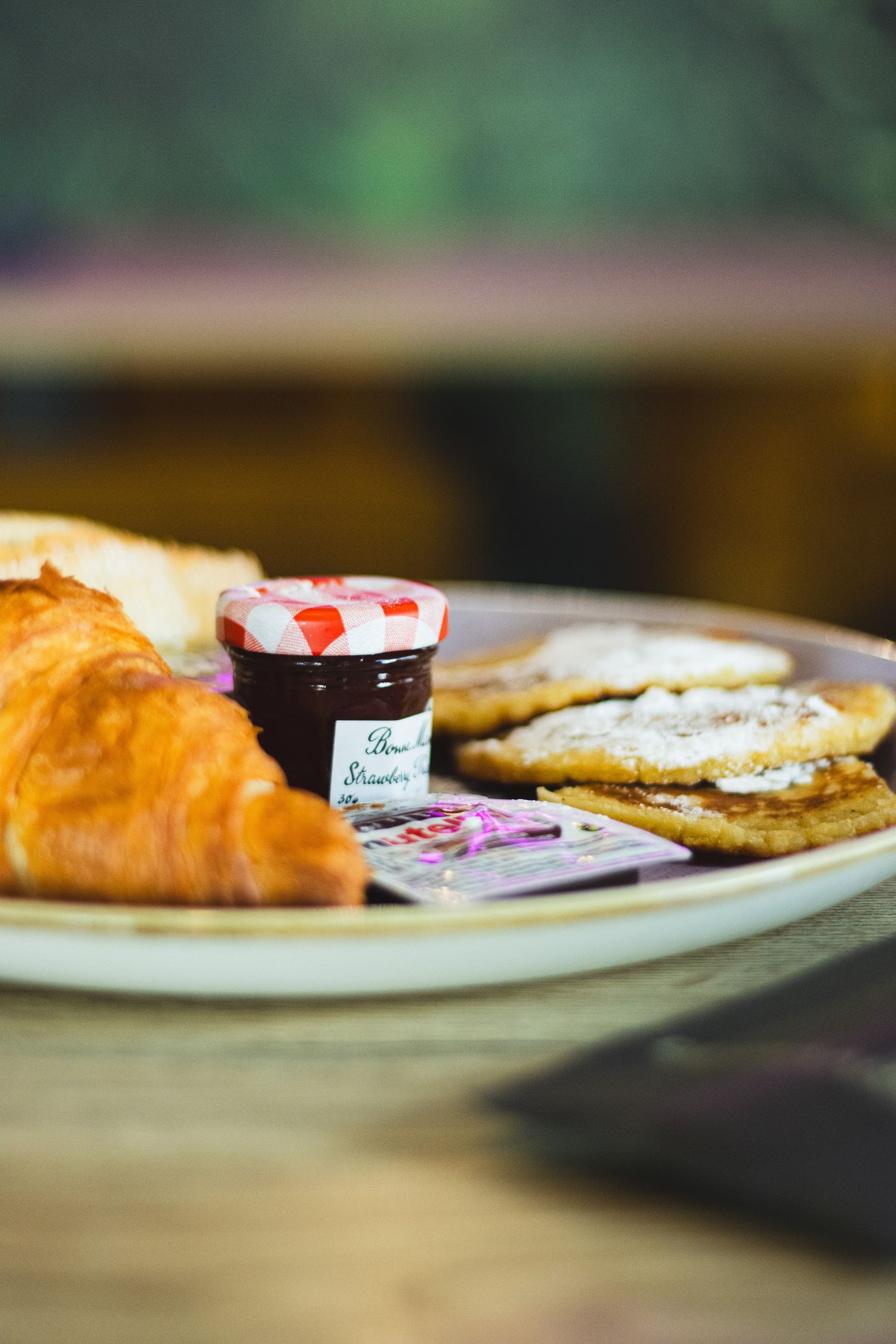 Ontbijt met croissants, verse jus en zoet beleg bij De Graanbeurs in Venlo