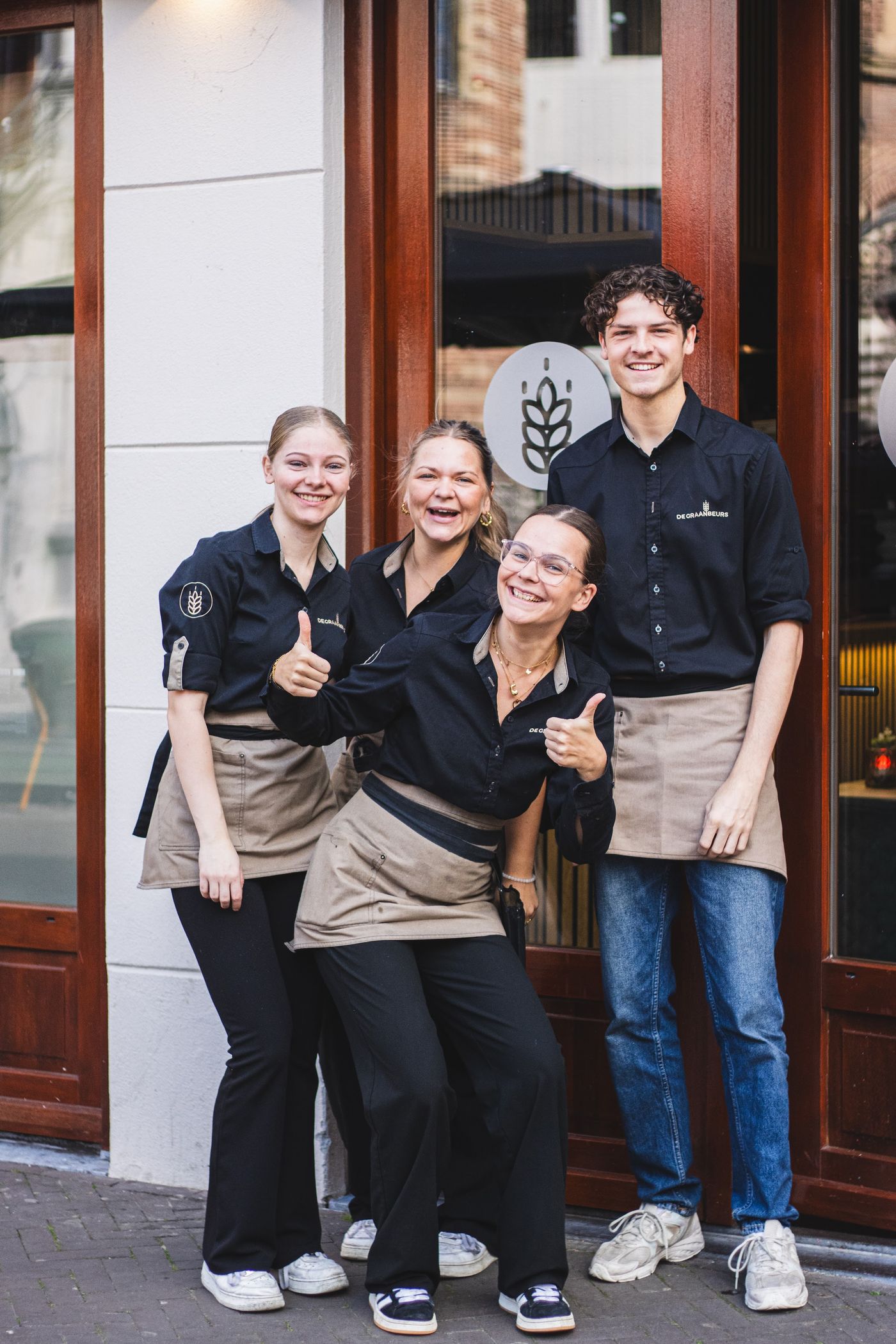 Het team van De Graanbeurs voor de deur van de zaak in Venlo